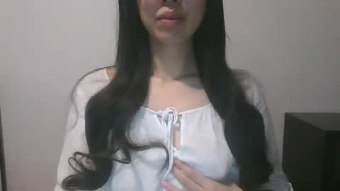 Snapshot of axuepetitt chatting on December 18, 10:24 pm axue online show from December 18, 10:24 pm