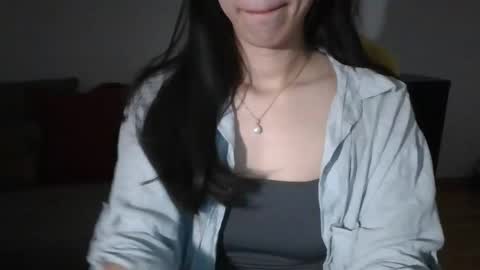 Snapshot of axuepetitt chatting on December 4, 9:23 pm axue online show from December 4, 9:23 pm