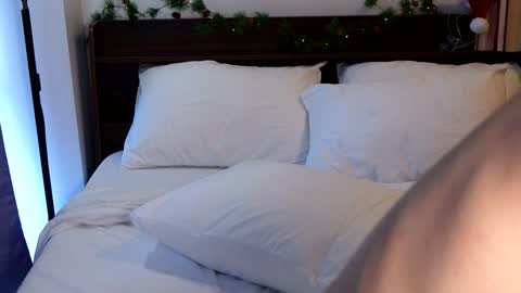 Snapshot of ayralust chatting on December 28, 7:44 am Ayra Lust online show from December 28, 7:44 am