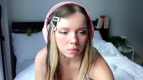 Snapshot of ayralust chatting on February 10, 6:42 am Ayra Lust online show from February 10, 6:42 am