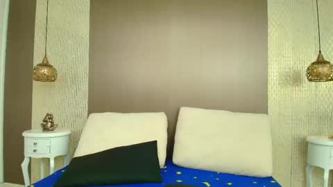 Snapshot of azulmaveric chatting on April 4, 7:55 pm AZUL online show from April 4, 7:55 pm