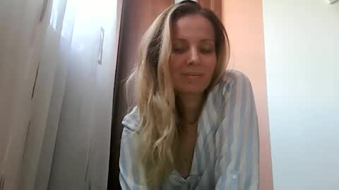 Snapshot of baby_blondee chatting on October 31, 1:23 pm Baby Blonde online show from October 31, 1:23 pm