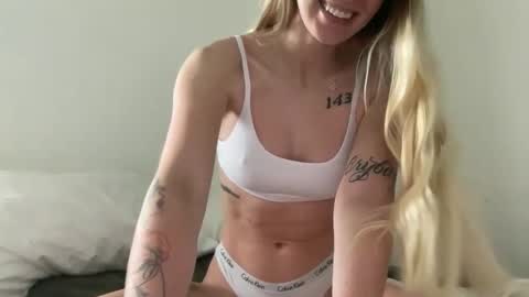 Snapshot of babygirlinlace chatting on January 8, 8:22 pm Miley King online show from January 8, 8:22 pm