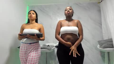 Snapshot of badgirls_000 chatting on January 29, 11:09 am candy and dayan online show from January 29, 11:09 am