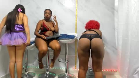 Snapshot of badgirls_000 chatting on February 4, 2:32 pm candy and dayan online show from February 4, 2:32 pm