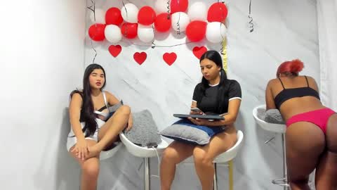 Snapshot of badgirls_000 chatting on February 17, 12:16 pm candy and dayan online show from February 17, 12:16 pm