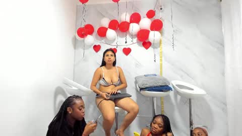 Snapshot of badgirls_000 chatting on February 21, 2:27 pm candy and dayan online show from February 21, 2:27 pm