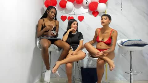 Snapshot of badgirls_000 chatting on February 21, 10:48 pm candy and dayan online show from February 21, 10:48 pm