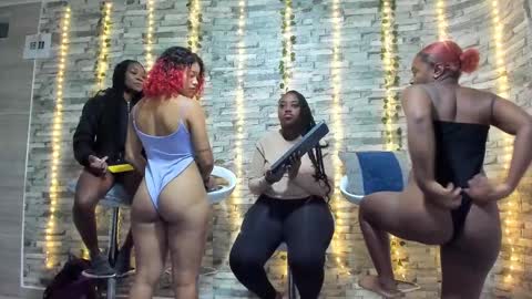 Snapshot of badgirls_000 chatting on February 25, 11:19 am candy and dayan online show from February 25, 11:19 am