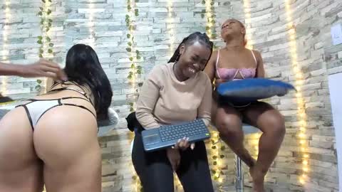 Snapshot of badgirls_000 chatting on February 28, 11:25 am candy and dayan online show from February 28, 11:25 am