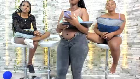 Snapshot of badgirls_000 chatting on March 1, 11:28 am candy and dayan online show from March 1, 11:28 am