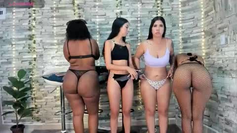 Snapshot of badgirls_000 chatting on October 11, 11:09 am candy and dayan online show from October 11, 11:09 am