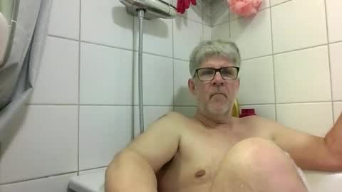Snapshot of baggelina75 chatting on May 19, 7:09 pm baggelina75 online show from May 19, 7:09 pm