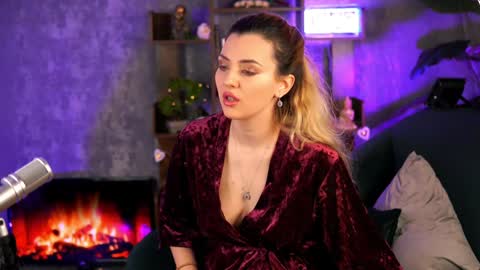 Snapshot of bailey_evans chatting on December 9, 6:45 am Bailey online show from December 9, 6:45 am