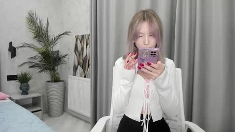 Snapshot of bamb_y chatting on September 24, 9:56 am Vivian online show from September 24, 9:56 am