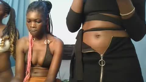 queen online show from November 8, 10:30 pm