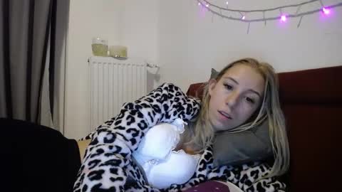 Snapshot of barelylegalblondy chatting on December 3, 7:44 pm Lena online show from December 3, 7:44 pm
