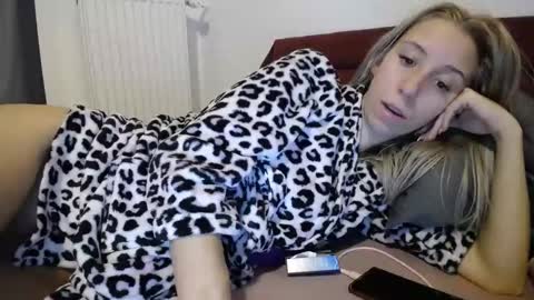Snapshot of barelylegalblondy chatting on December 10, 7:43 pm Lena online show from December 10, 7:43 pm