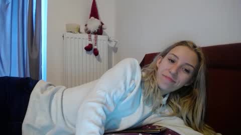 Snapshot of barelylegalblondy chatting on December 20, 7:44 am Lena online show from December 20, 7:44 am
