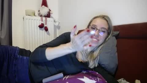 Snapshot of barelylegalblondy chatting on December 21, 6:23 pm Lena online show from December 21, 6:23 pm