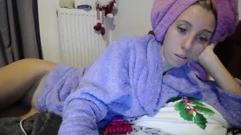 Snapshot of barelylegalblondy chatting on December 23, 9:08 pm Lena online show from December 23, 9:08 pm