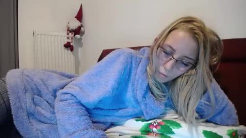 Snapshot of barelylegalblondy chatting on December 30, 6:38 pm Lena online show from December 30, 6:38 pm
