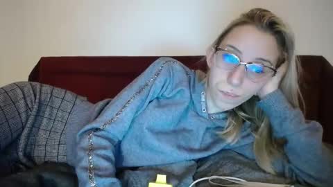 Snapshot of barelylegalblondy chatting on February 8, 7:49 pm Lena online show from February 8, 7:49 pm