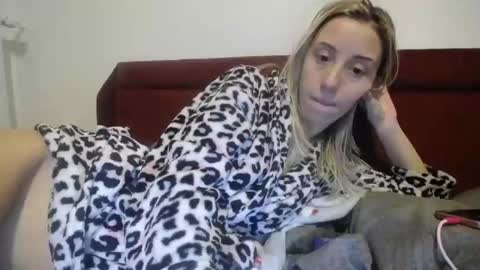 Snapshot of barelylegalblondy chatting on February 25, 7:47 pm Lena online show from February 25, 7:47 pm