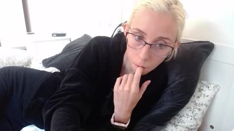 Snapshot of barelylegalblondy chatting on September 11, 3:45 pm Lena online show from September 11, 3:45 pm