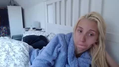 Snapshot of barelylegalblondy chatting on September 13, 8:58 am Lena online show from September 13, 8:58 am