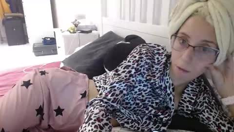 Snapshot of barelylegalblondy chatting on September 15, 5:46 pm Lena online show from September 15, 5:46 pm