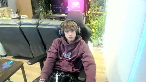 Snapshot of bashful4200 chatting on February 23, 12:19 am ryan online show from February 23, 12:19 am