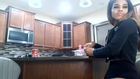 Snapshot of bayliierobins chatting on February 17, 12:07 am bayliierobins online show from February 17, 12:07 am