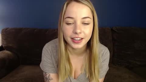 Snapshot of bbgirlnextdoor chatting on November 10, 7:24 pm bbgirlnextdoor online show from November 10, 7:24 pm