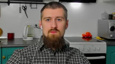 Snapshot of bearded_legend chatting on February 24, 1:25 am Zeus online show from February 24, 1:25 am