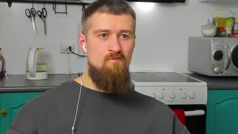 Snapshot of bearded_legend chatting on March 7, 1:13 am Zeus online show from March 7, 1:13 am