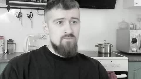 Snapshot of bearded_legend chatting on March 29, 3:28 am Zeus online show from March 29, 3:28 am