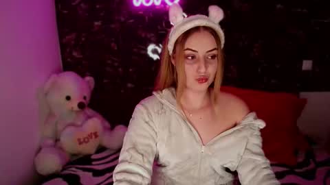Snapshot of beatrice_princess18 chatting on October 5, 9:45 pm beatrice princess online show from October 5, 9:45 pm