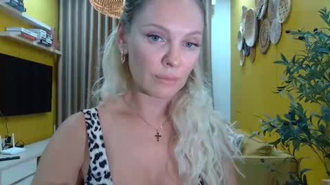Beautifulkollette online show from September 18, 11:45 am