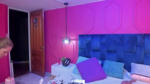 Snapshot of beauty_milf4 chatting on July 5, 12:23 pm Chantall online show from July 5, 12:23 pm
