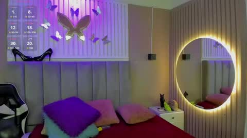 Snapshot of beauty_milf4 chatting on July 15, 11:48 am Chantall online show from July 15, 11:48 am
