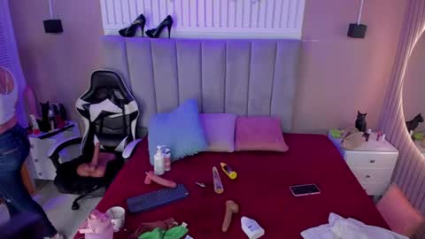 Snapshot of beauty_milf4 chatting on July 16, 11:38 am Chantall online show from July 16, 11:38 am