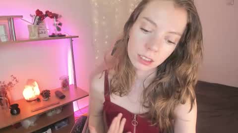 Snapshot of beautyeliise chatting on December 16, 8:30 am Eliise online show from December 16, 8:30 am