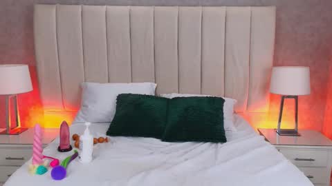 Laura Tobon online show from October 25, 8:36 pm