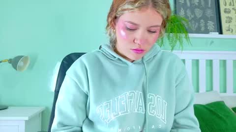 Snapshot of belamiller chatting on October 25, 11:51 am BELA online show from October 25, 11:51 am