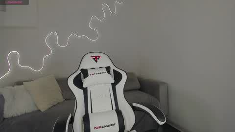 Hi I am Bella online show from December 15, 3:11 am