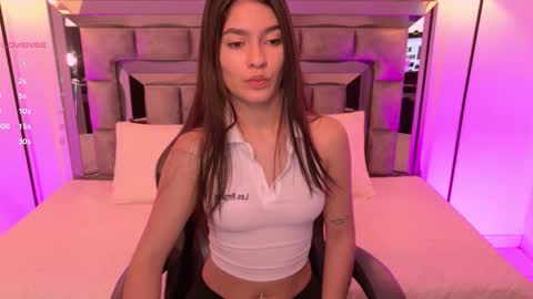 Snapshot of bella_clark2 chatting on January 8, 1:13 pm Bella online show from January 8, 1:13 pm