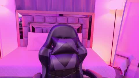 Snapshot of bella_clark2 chatting on February 25, 12:09 am Bella online show from February 25, 12:09 am