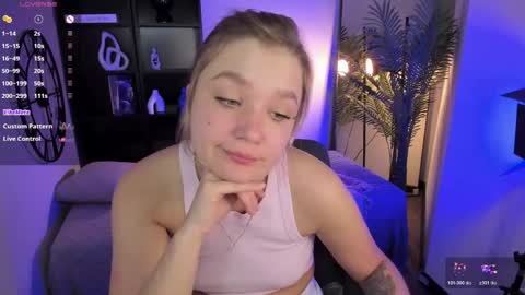 Snapshot of bella_cosmos chatting on April 1, 1:41 pm Bella online show from April 1, 1:41 pm