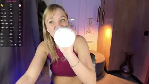 Snapshot of bella_cosmos chatting on April 2, 9:51 am Bella online show from April 2, 9:51 am